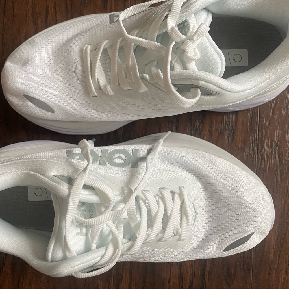 White hoka bondi 8
